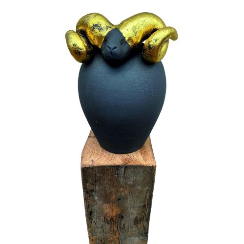 Susanne Boerner: Gartenstele "Hauswächter Widder II"