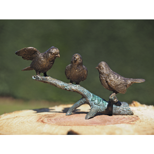 Produktbild zum Produkt 'Gartenskulptur "Drei Spatzen auf Zweig", Bronze'